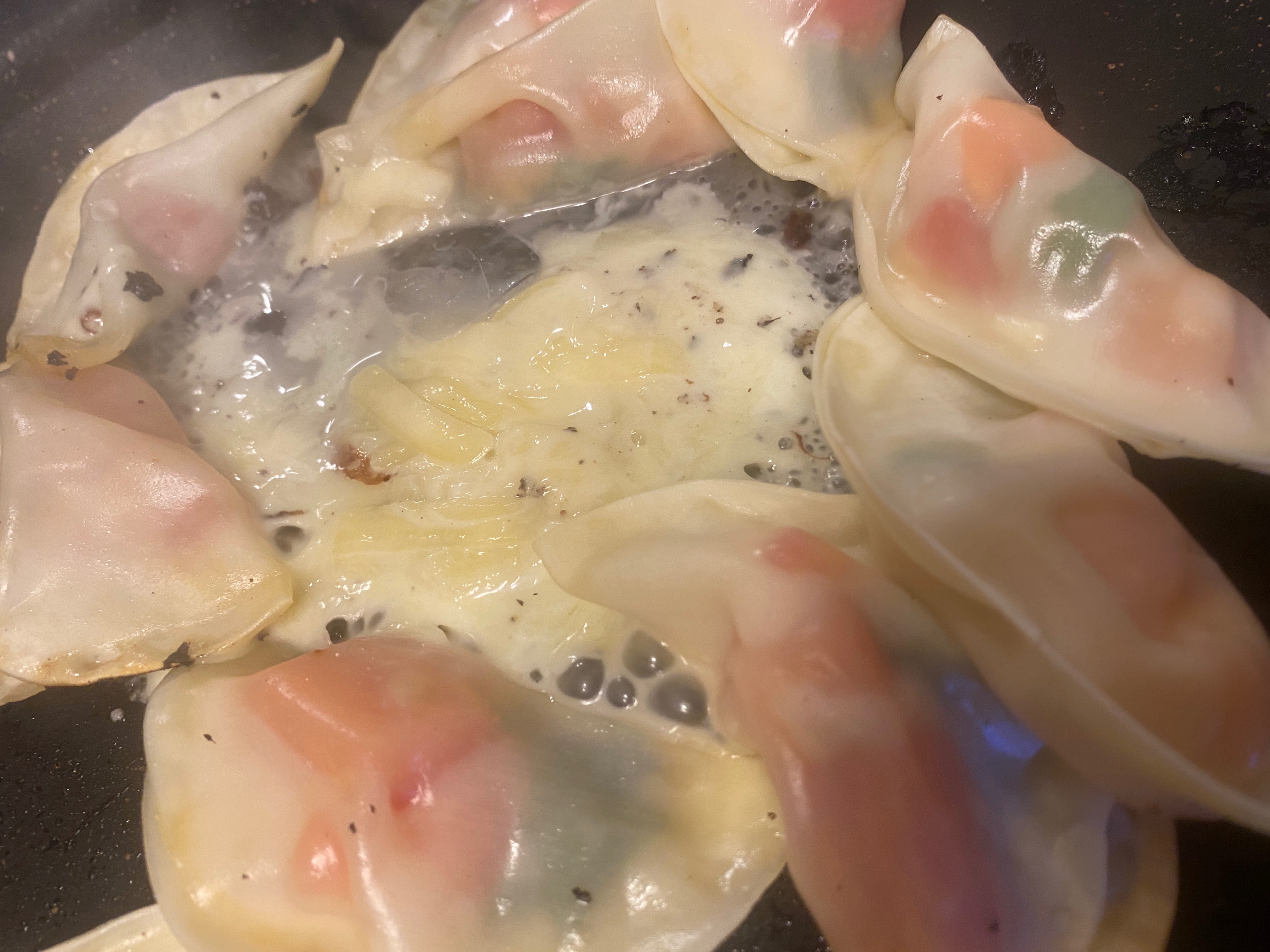 おうち時間の家族飯 ホットプレートで 餃子フォンデュ やってみた トマトの餃子がチーズとよく合う あたらしい日日 こんな時代のニューノーマルな暮らし方 食と農 生活情報をお届けします おうち時間の家族飯 ホットプレートで 餃子フォンデュ やってみた トマトの餃子がチーズとよく合う あたらしい日日 こんな時代のニューノーマルな暮らし方 食と農 生活情報をお届けします