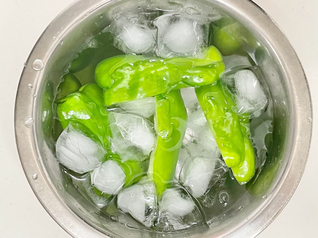 調理の裏ワザ 生ピーマンを超絶うまくする簡単過ぎる方法 半分に切って塩で食べるとすごいのなんの あたらしい日日 こんな時代のニューノーマルな暮らし方 食と農 生活情報をお届けします