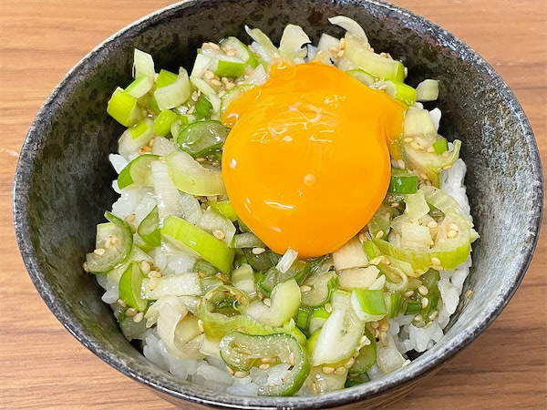 新しいTKG！「究極の白だしネギの卵かけご飯」がだしとゴマ油の