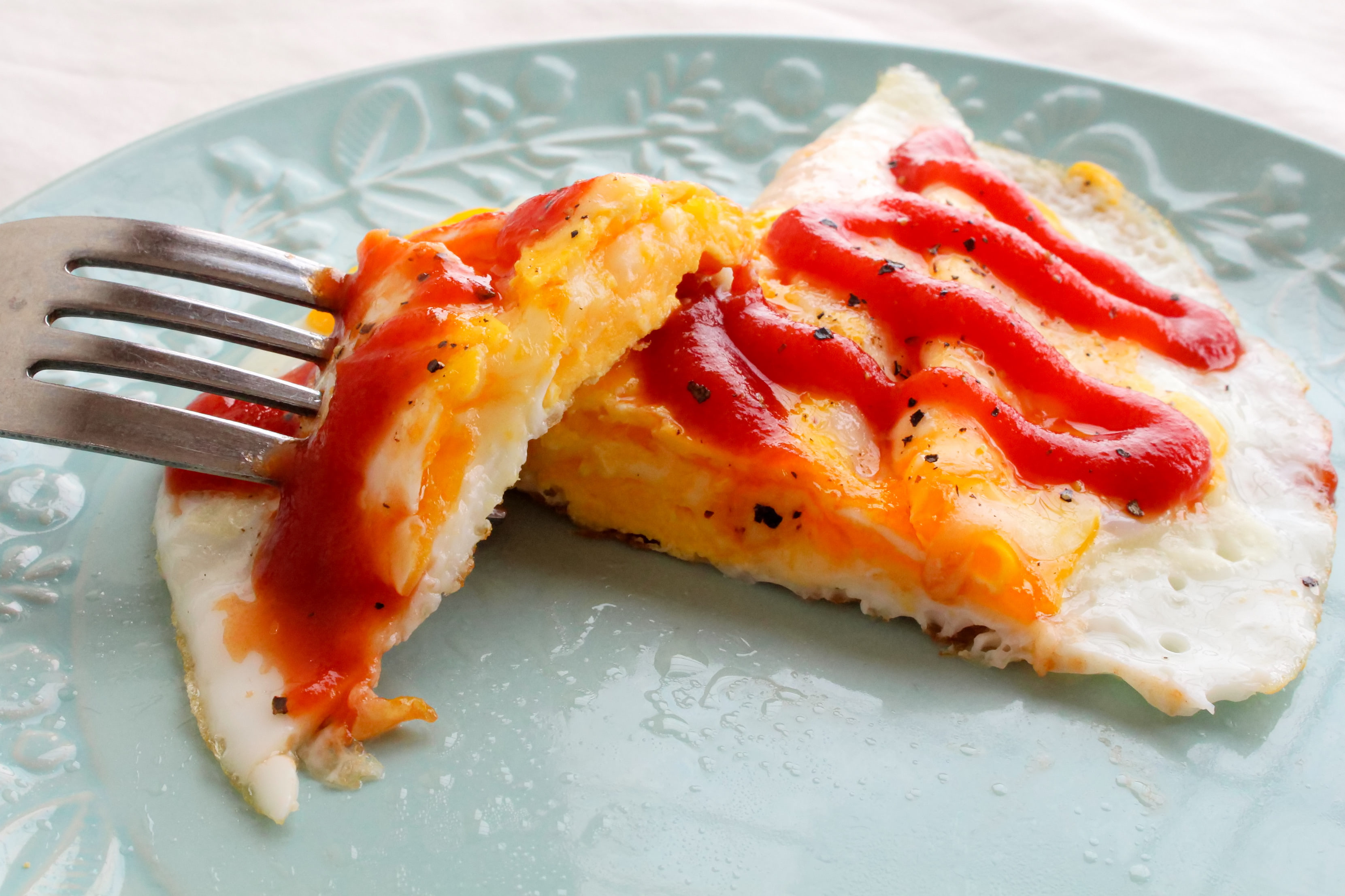 爆速3分＆材料レス】割った卵にチーズ乗せて焼くだけ♪ウマ過ぎる