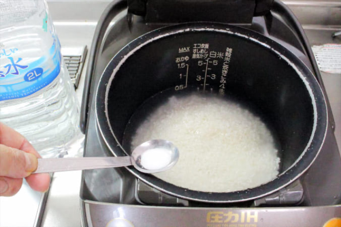 【塩むすびは塩ごはんを炊いて作ろう】ってどゆこと!?塩水で米炊くと味が均一に♪新米の甘み際立つの♡ | 『あたらしい日日』 こんな時代のニュー ...