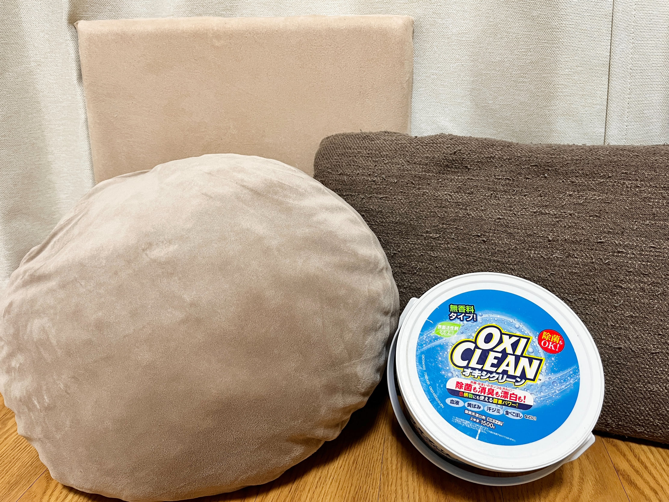 一度も洗ったことない「クッション」を浴槽でオキシ漬けしたら…溶液が 