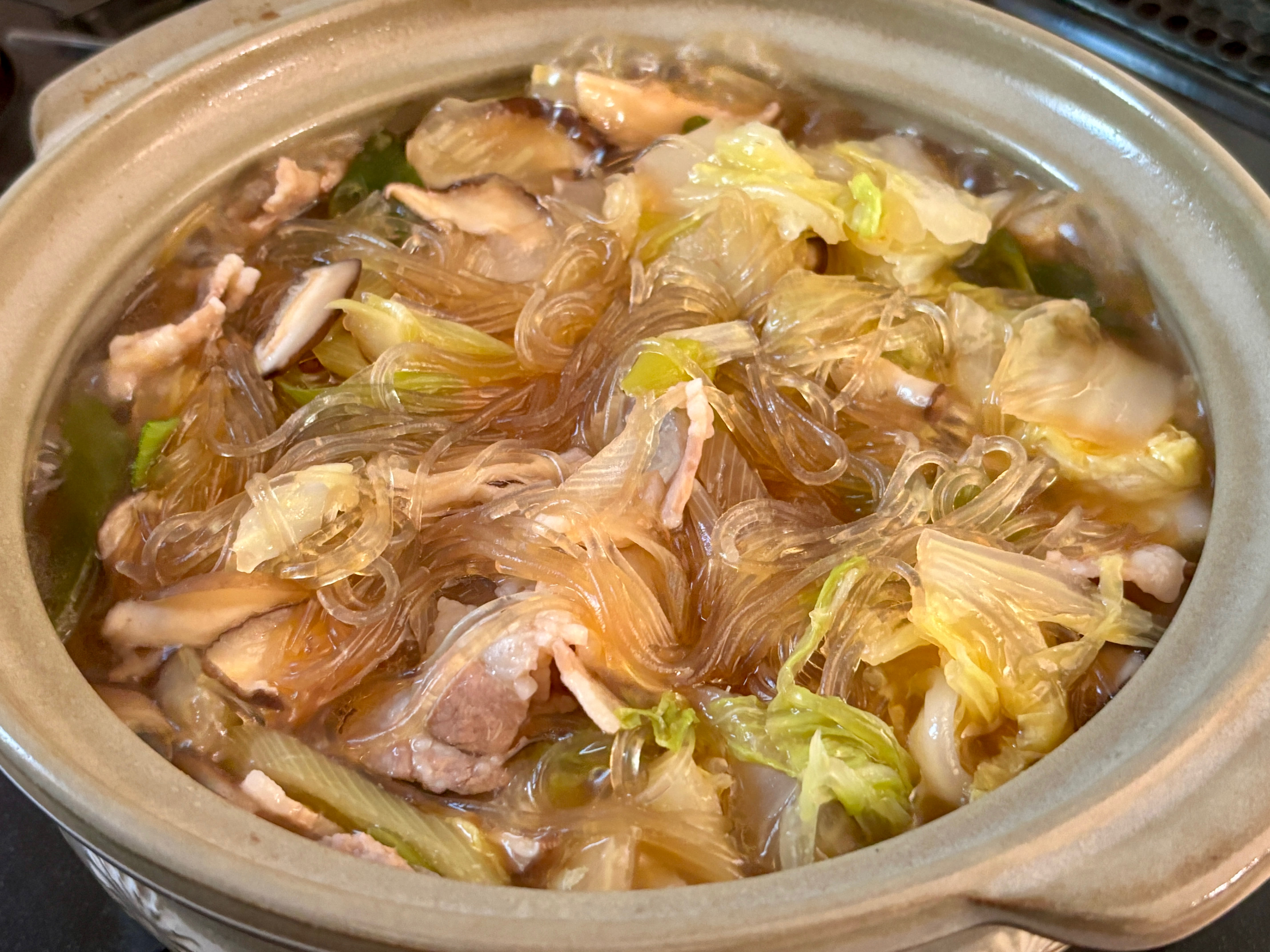 笠原流“白菜を美味しく食べる鍋”】豚バラと春雨と一緒に鍋で蒸し煮しよう！旨味を吸った春雨うんま♡ | 『あたらしい日日』  こんな時代のニューノーマルな暮らし方。食と農、生活情報をお届けします