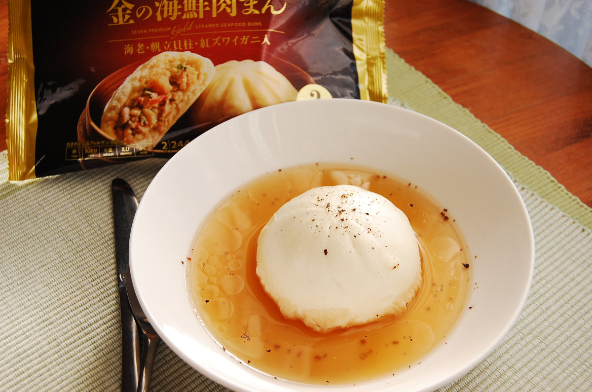 肉まんはスープ仕立てが最強!?】セブンの「海鮮肉まん」をしずしずと鶏