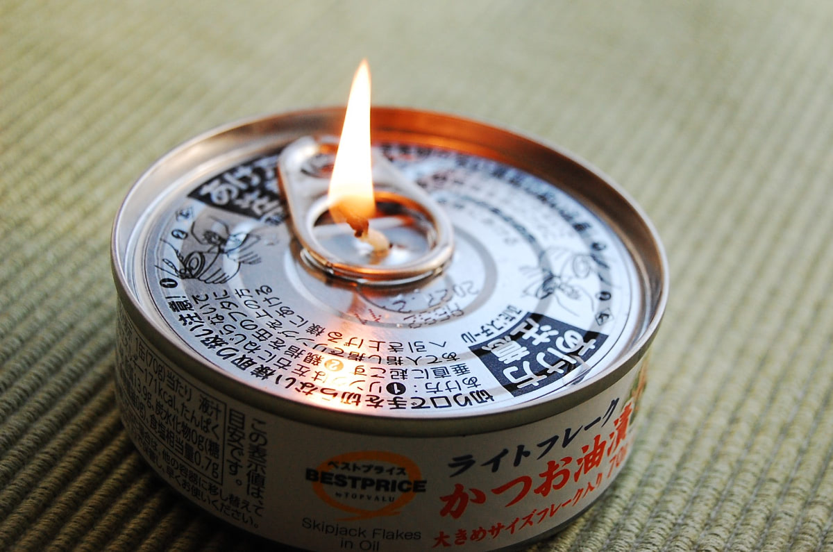 まさかのツナ缶で災害対策】衝撃画像！「ツナの油でランプ」灯してみた