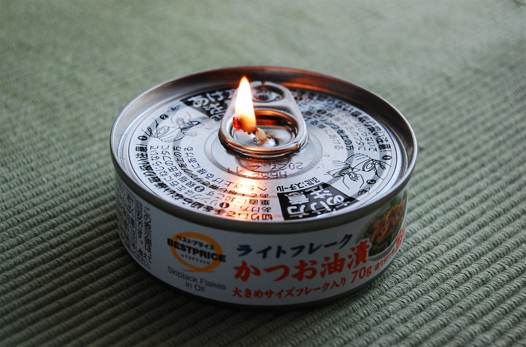 まさかのツナ缶で災害対策】衝撃画像！「ツナの油でランプ」灯してみた