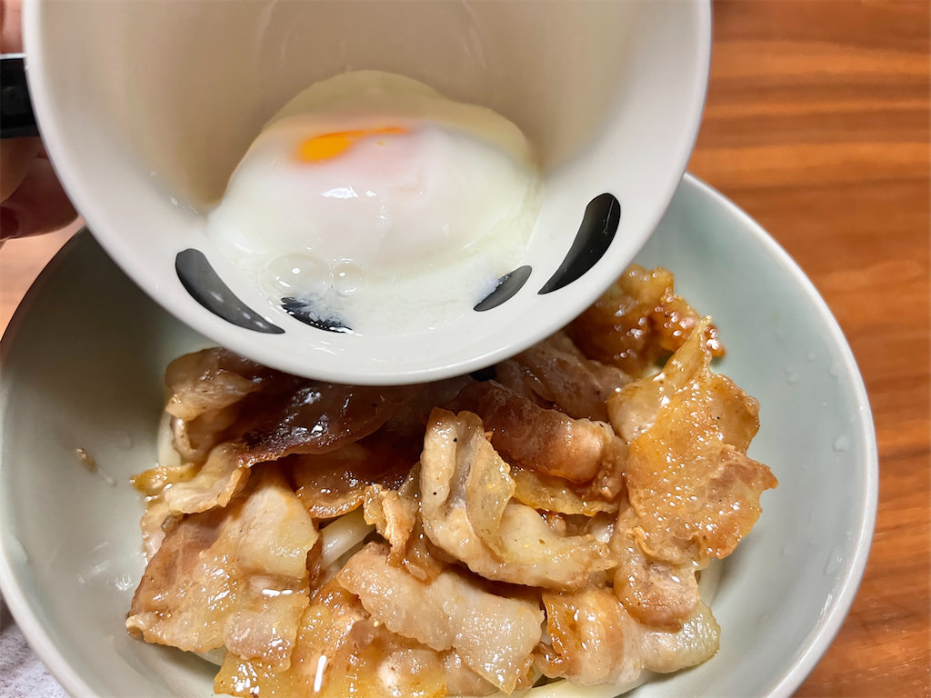 温泉卵も含め完成まで爆速8分！甘じょっぱい味に豚の脂がまみれ