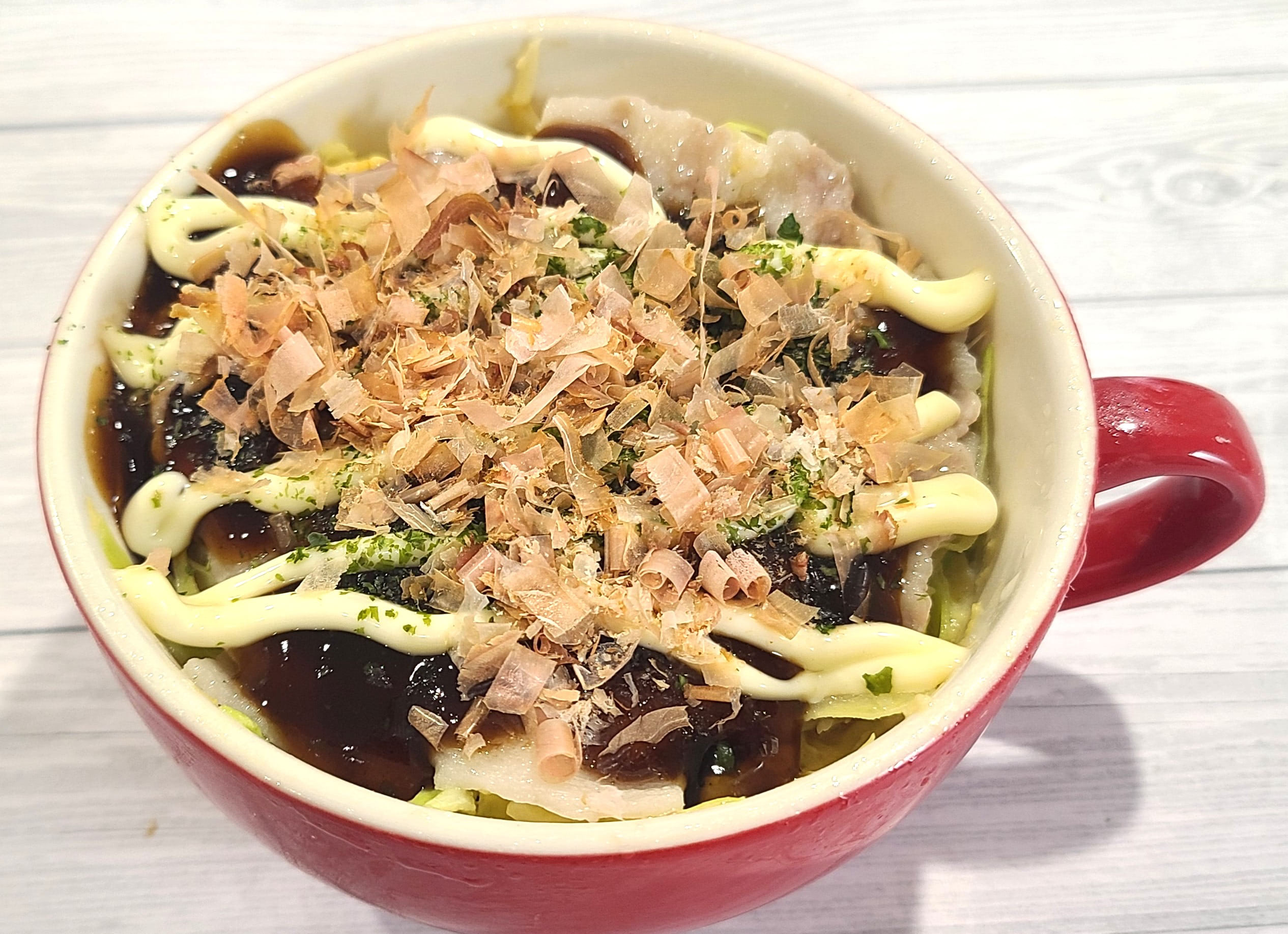 え、マグカップでお好み焼き!?】混ぜて豚肉でフタして、レンチン3分半
