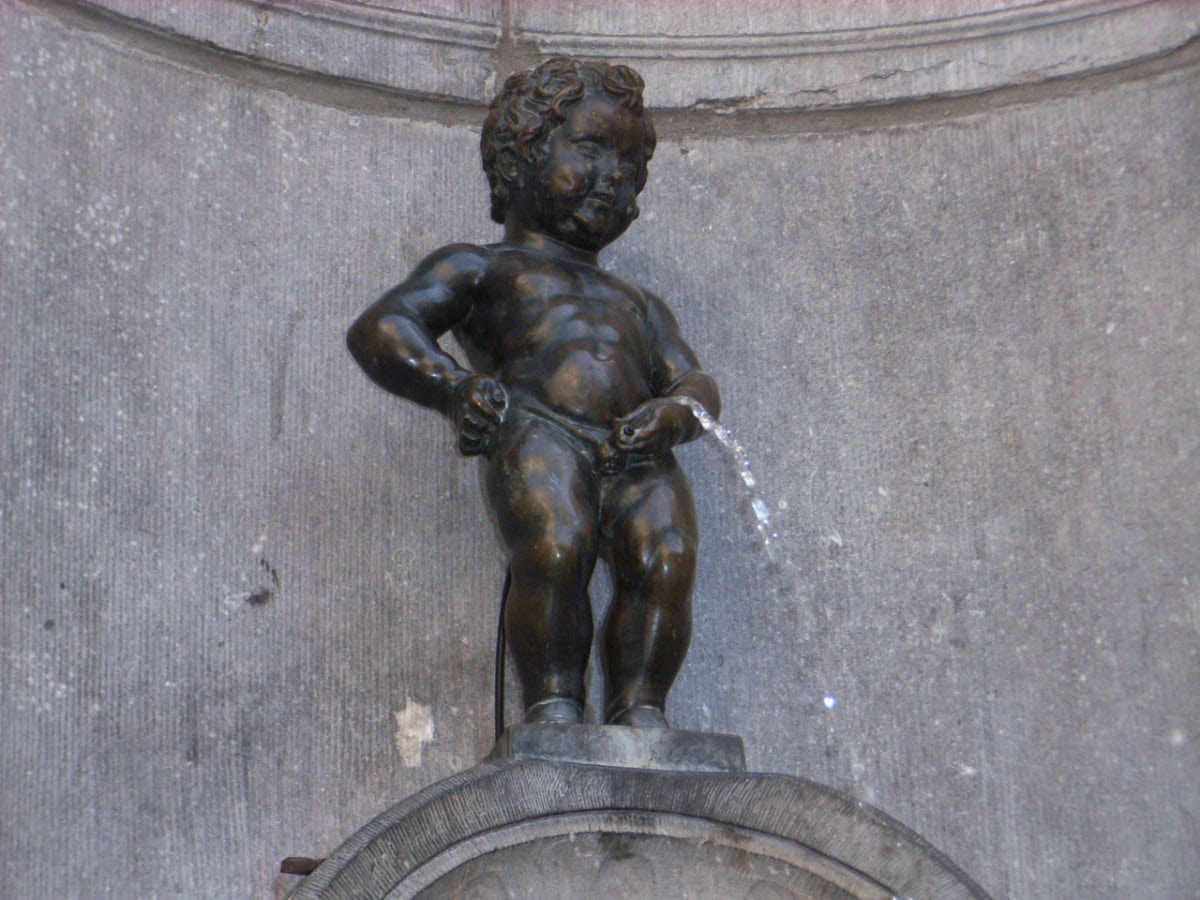 歴史の銅像クイズ】ベルギー・ブリュッセルの本家「小便小僧」はなぜ