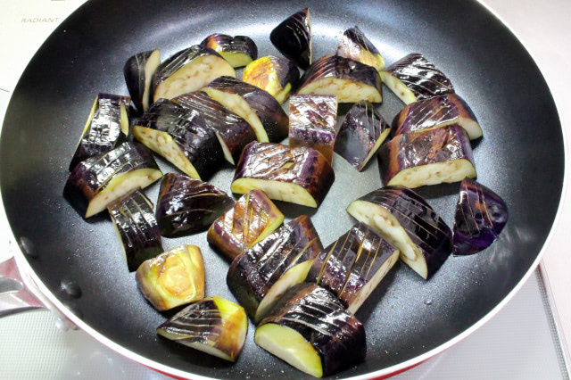 れびなす なすは揚げずに焼き付けろ！】大さじ2の油でもトロトロ♡「鶏肉とナス