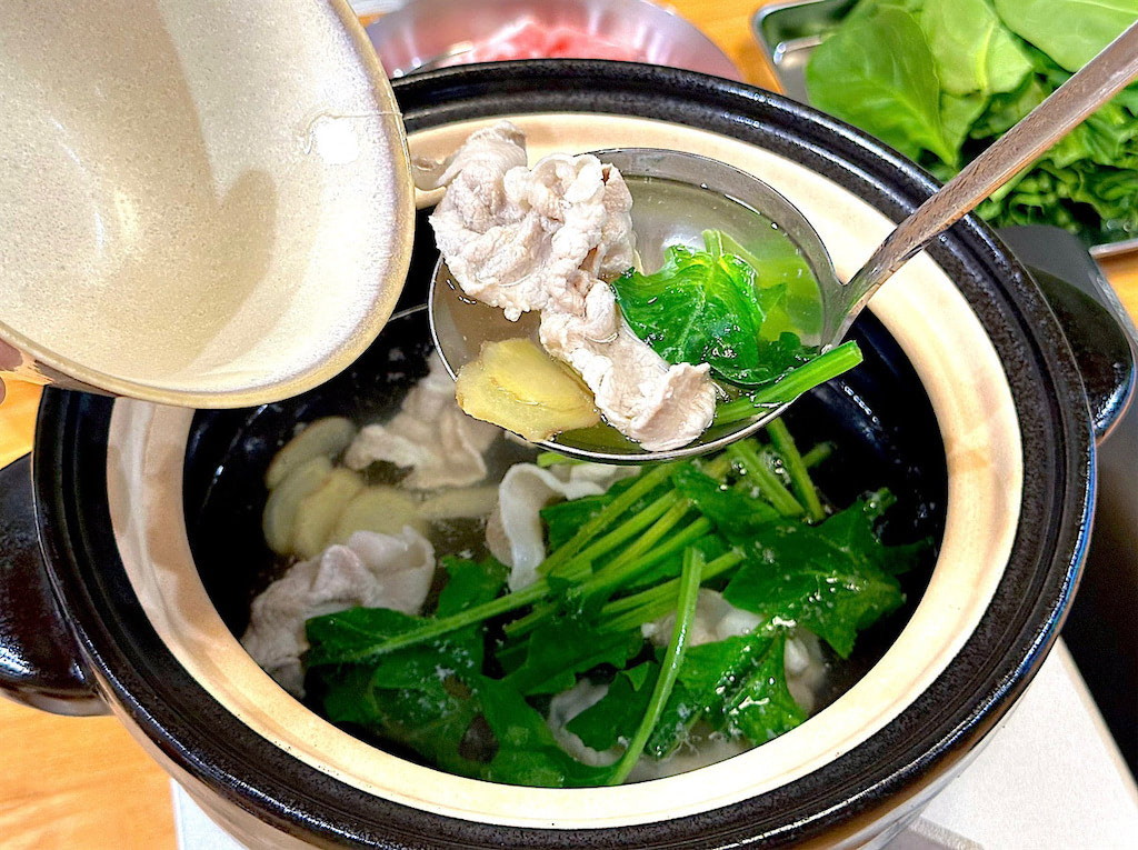 ほうれん草1束ペロリ】出汁いらずの「常夜鍋」作ってみた！水・塩・酒