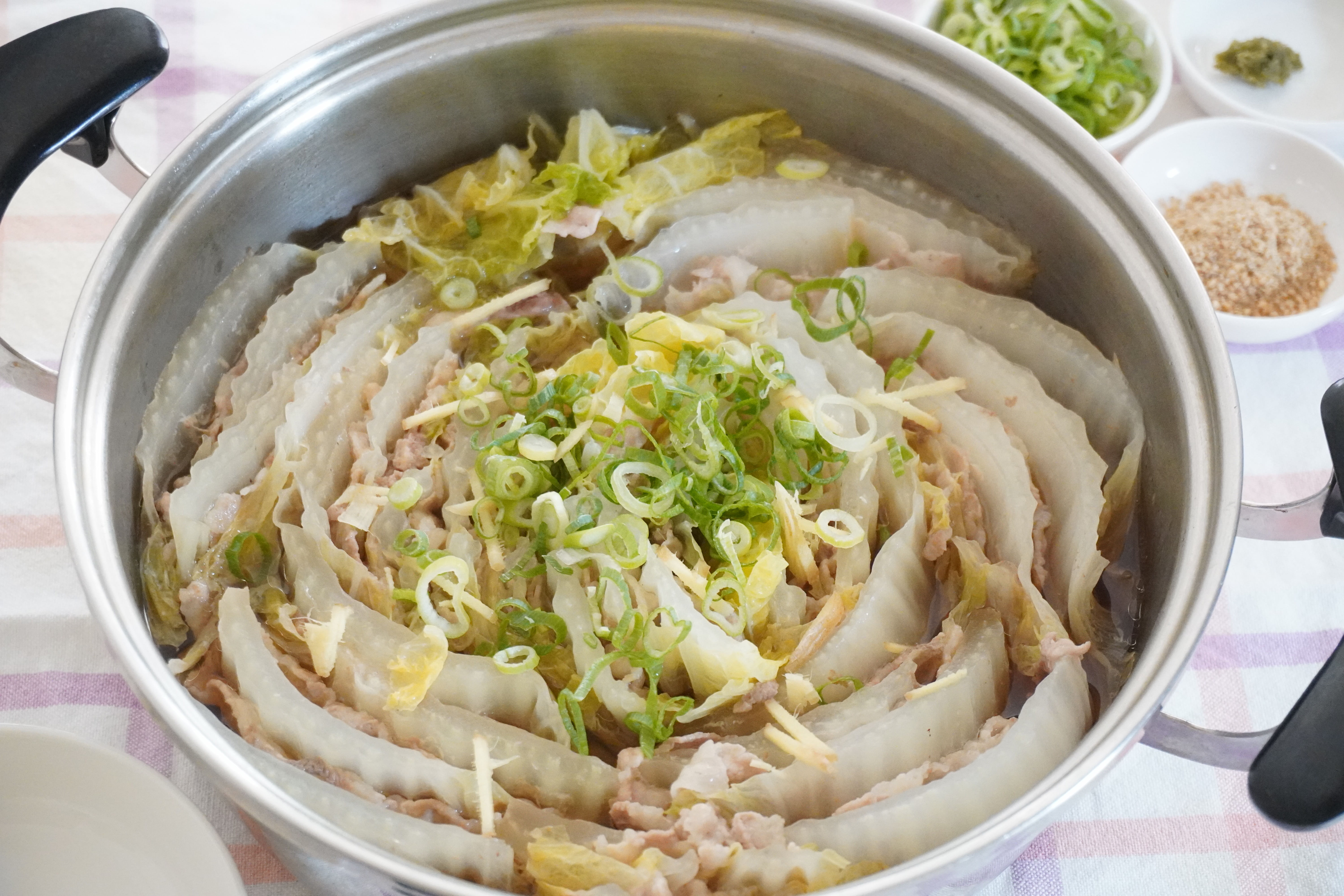 長野県のミルフィーユ鍋】めんつゆ一発で極旨に♪白菜と豚肉の重ね方に