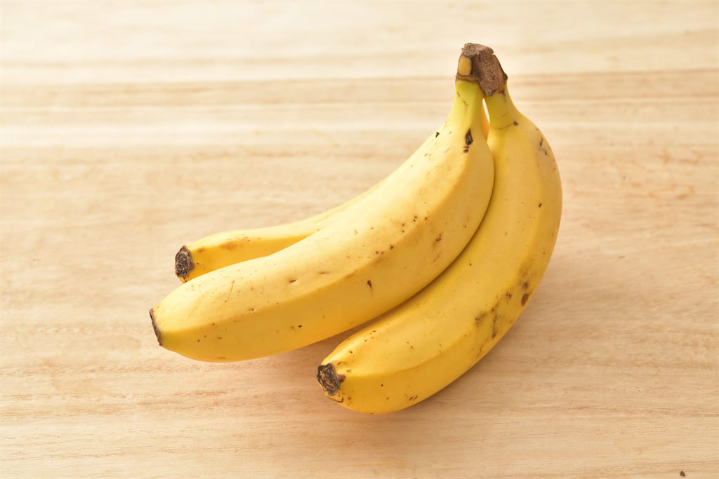 バナナ長持ち保存術】農家直伝！1房買ったらバナナスタンド…ではなく