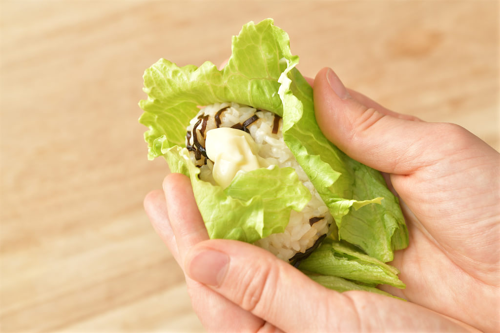 レタス農家発 珍おにぎりレシピ ホカホカご飯を包むのは海苔 ではなくレタス一択 塩昆布 追いマヨも あたらしい日日 こんな時代のニューノーマルな暮らし方 食と農 生活情報をお届けします