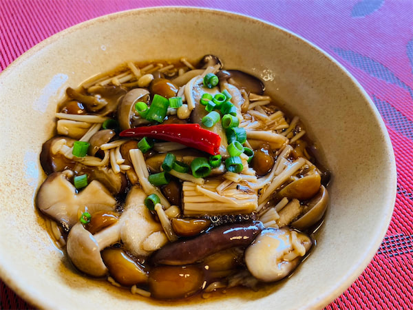 農家直伝】数種類のきのこをお鍋に入れてサッと煮るだけ！「きのこの