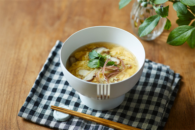 減塩食の未来形】塩味を1.5倍に感じるスプーンが爆誕！電気の力で「塩