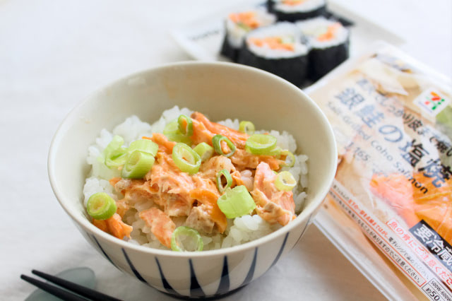 リュウジレシピ】ツナマヨならぬ「鮭マヨ」作ってオンザライスしてみた