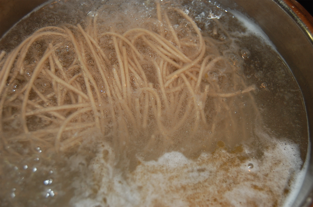 【乾麺で極上年越し蕎麦】茹でる前に水に浸す⁉スーパーの天ぷらで昇天級の「エビ天蕎麦」作ってみた！ 『あたらしい日日』 こんな時代のニューノーマルな暮らし方。食と農、生活情報をお届けします