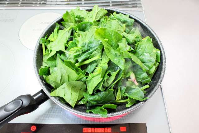 ほうれん草、リコッタチーズ、フォンティーナを添えた焼きペンネのレシピ