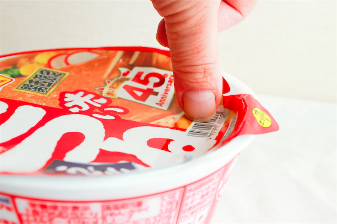 警視庁災害対策課】お湯を入れたカップ麺のフタが開く問題…解決できる