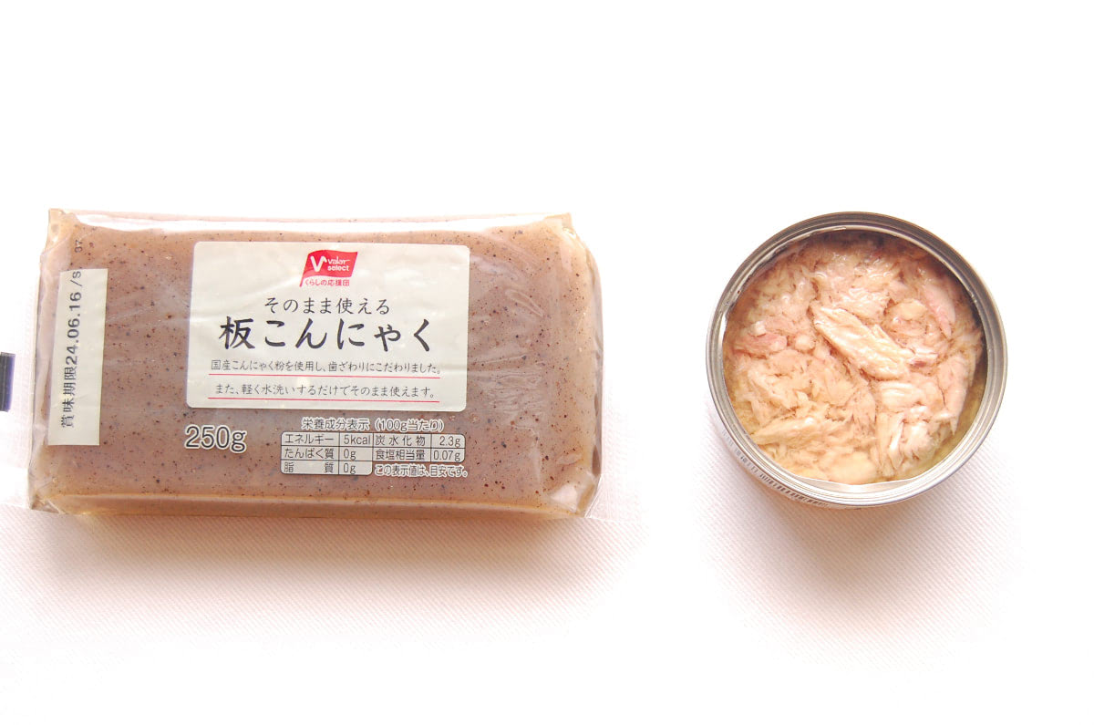 焼き目付いたら鰹節にツナ缶にめんつゆ投入！香ばしくてちょっとピリリ