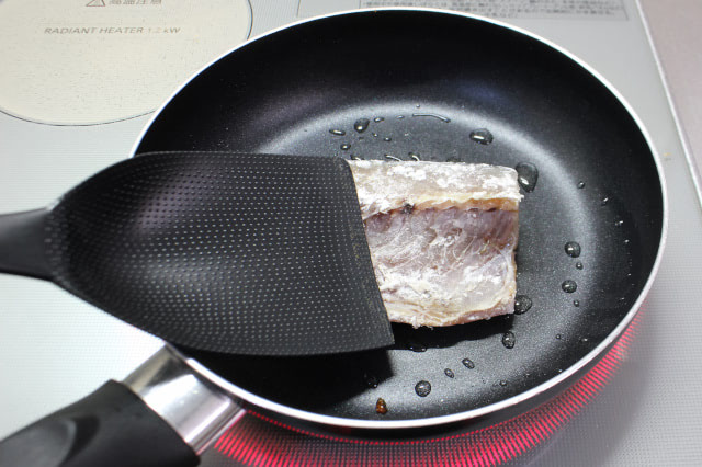 板前歴21年の超絶技巧】「スーパーの塩サバを料亭レベルにする焼き方